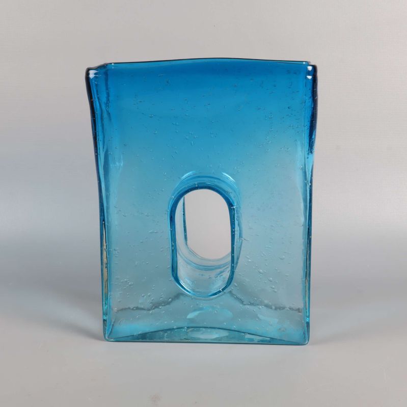 Blå rektangulär glasvas med hål i mitten