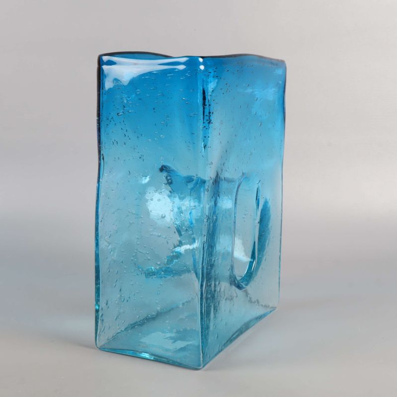 Blå glasvas från sidan med bubblor i glaset