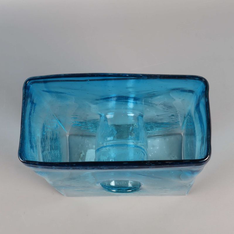 Blå glasvas sedd uppifrån visar insidan