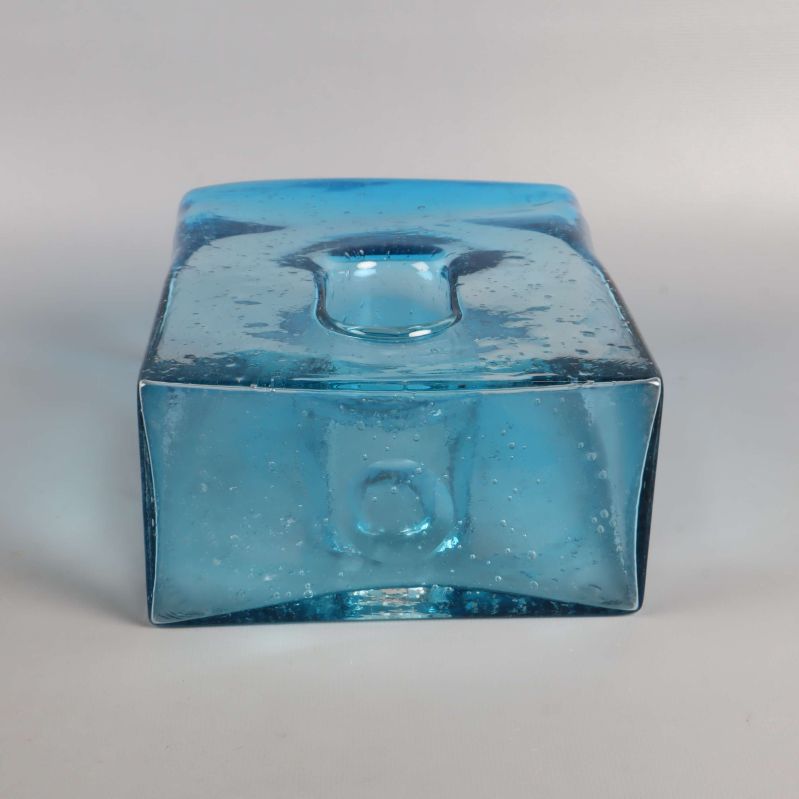Blå glasvas sedd underifrån med synligt hål