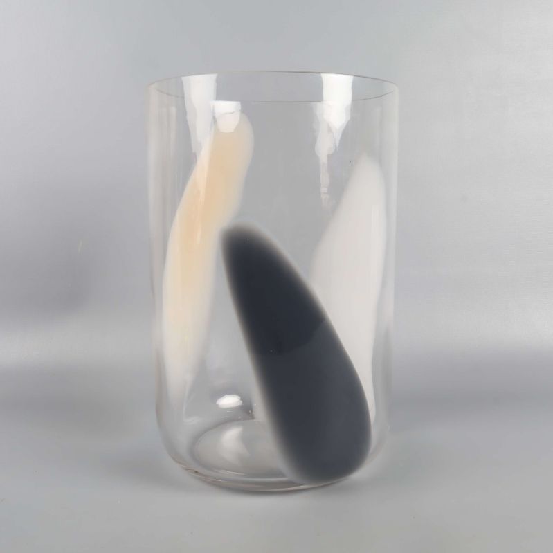 Glasvas med färginslag i vitt och svart