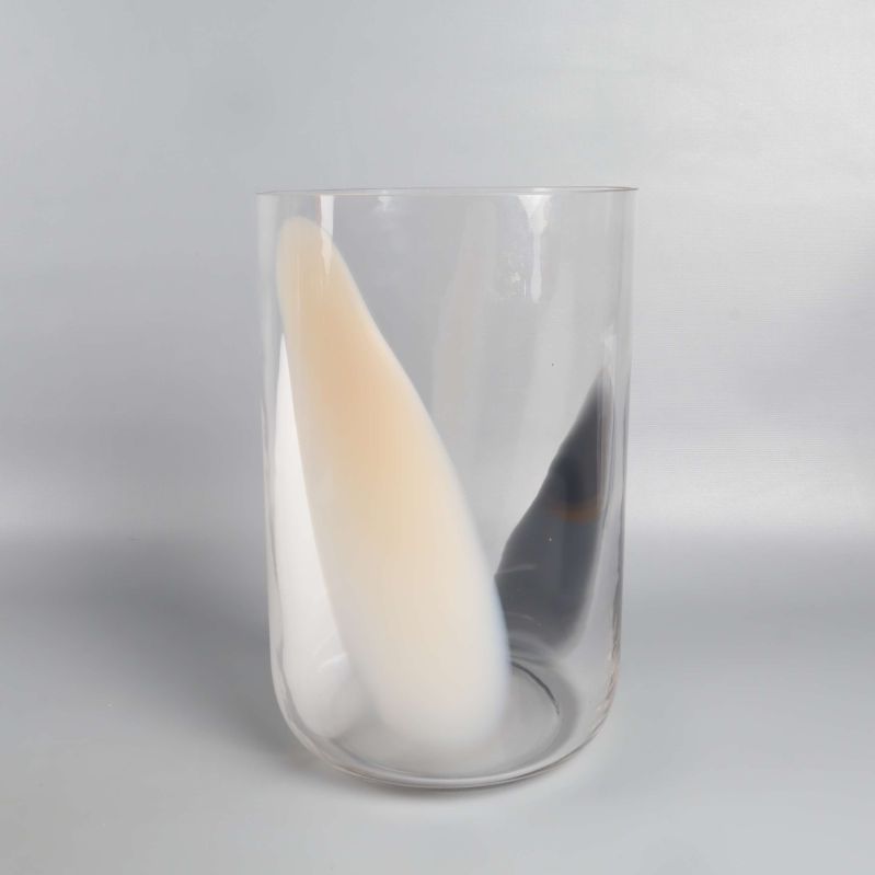 Glasvas med beige och svart inslag