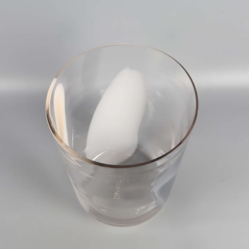 Glasvas sedd uppifrån med färginslag