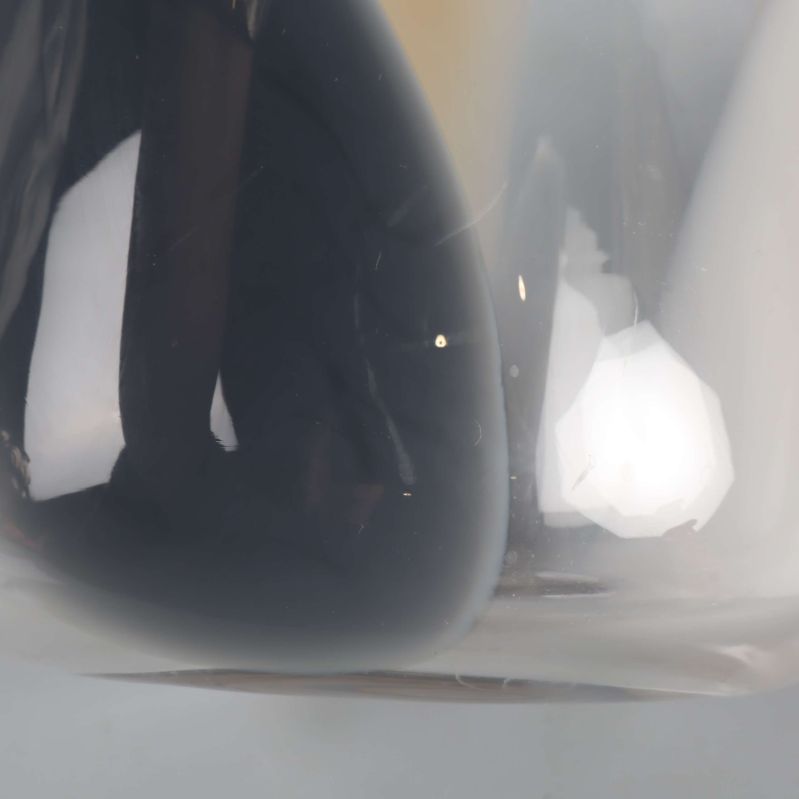 Närbild på vasens mindre repor 