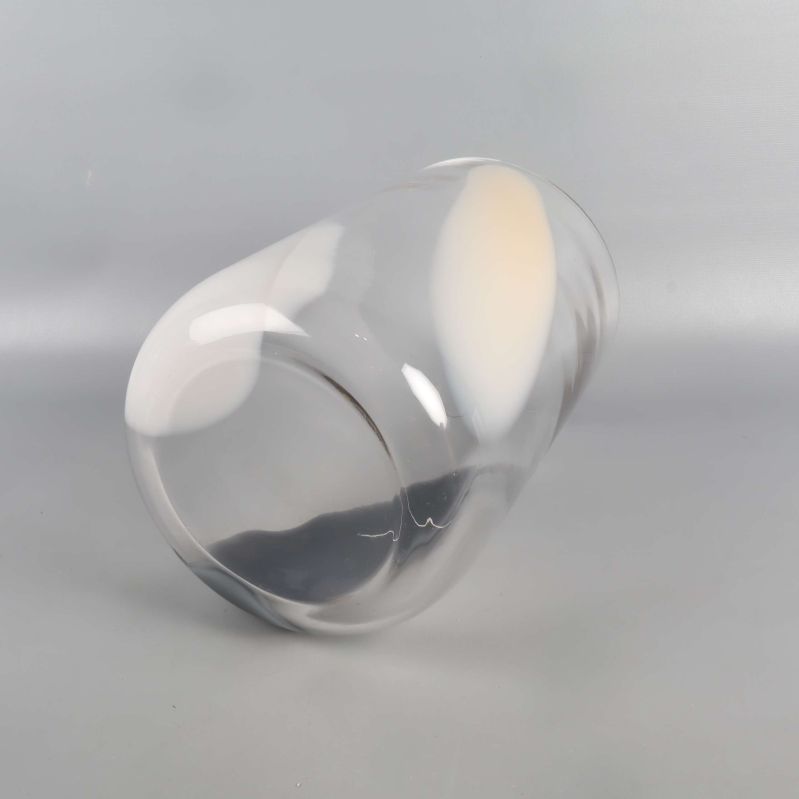 Glasvas liggande med färgade inslag