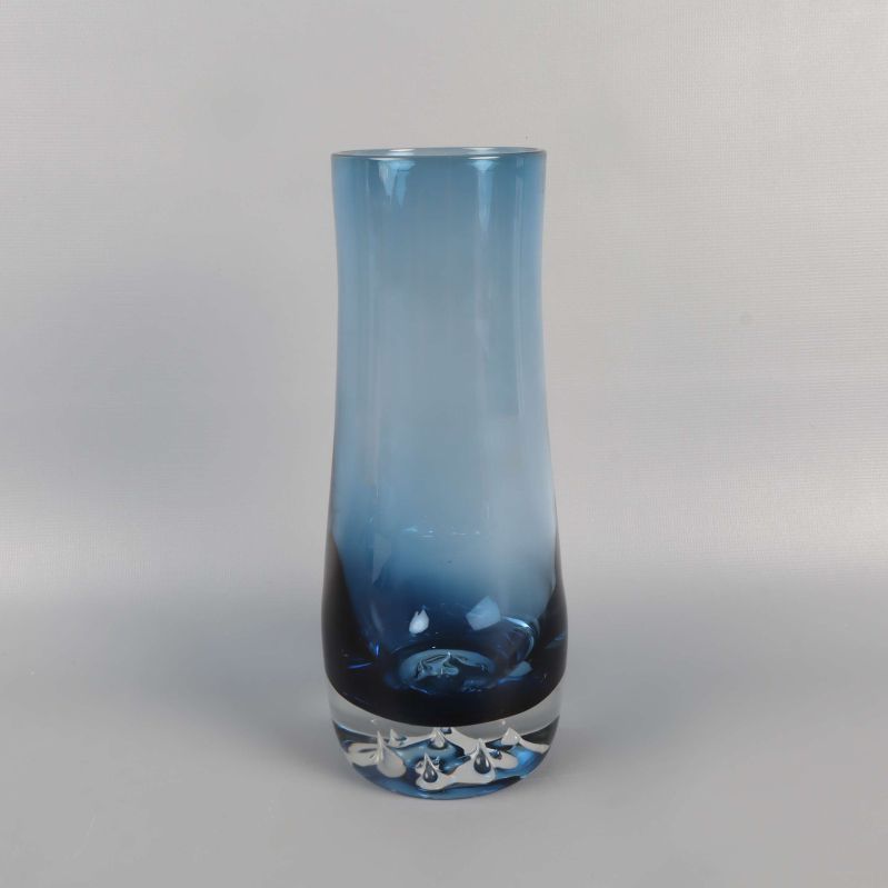 Blå glasvas med bubblor i botten, frontal vy