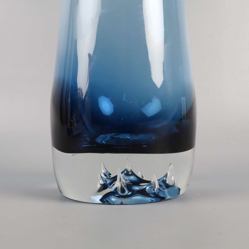 Närbild på vasens nedre del och bubbeldekor