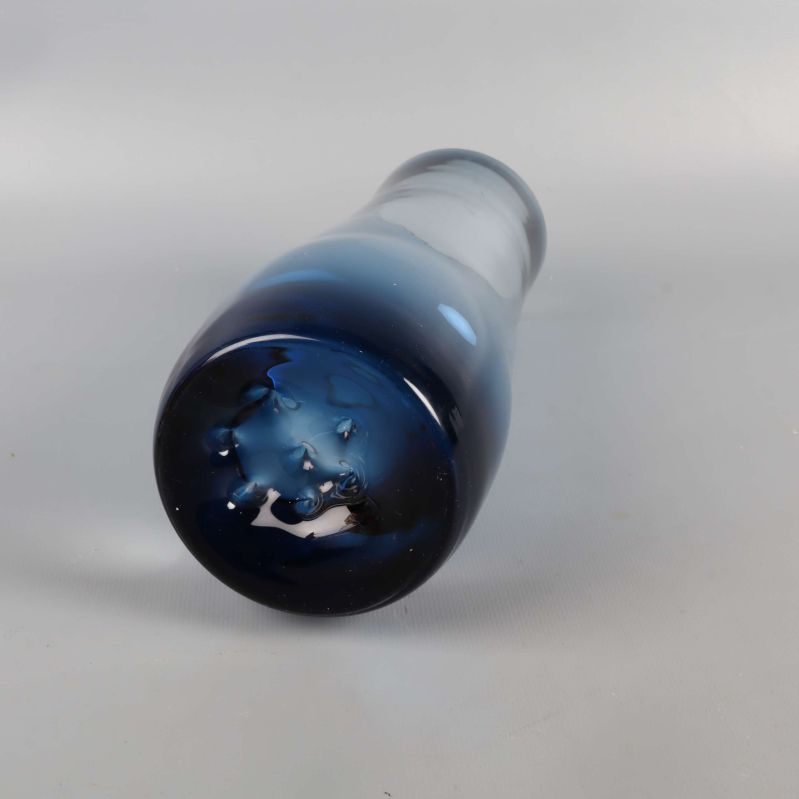 Vasens undersida med blå och klara glasdetaljer