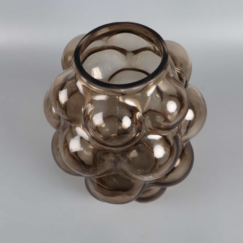 Vas i rökfärgat glas sedd uppifrån med öppen topp