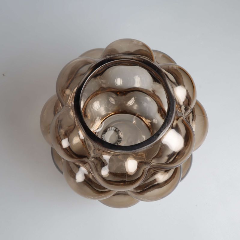 Vas sedd rakt uppifrån visar rund öppning och bubblig form