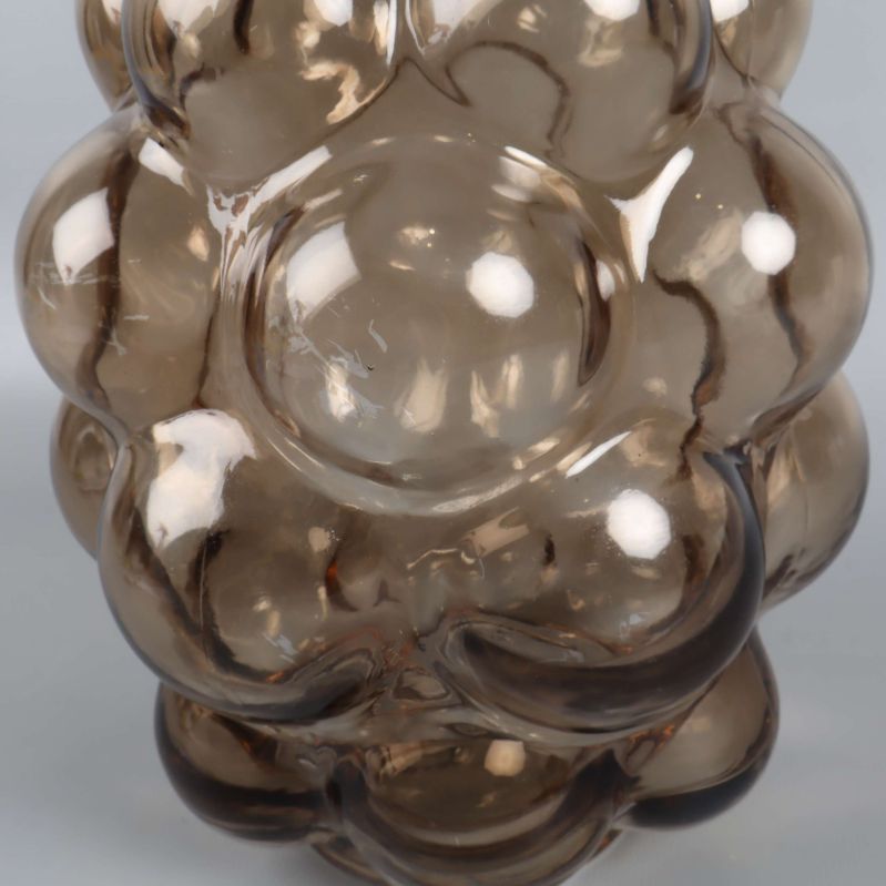 Närbild av bubblig struktur på vas i genomskinligt glas