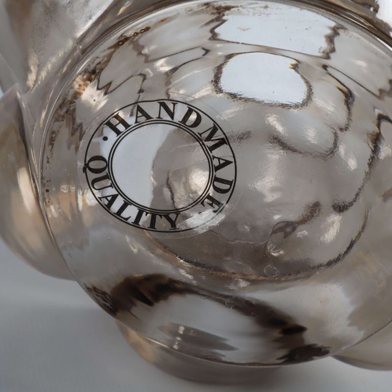 Botten av vas med etikett som säger HANDMADE QUALITY