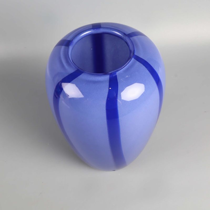 Öppen ovansida på blå vas med mönstrade ränder