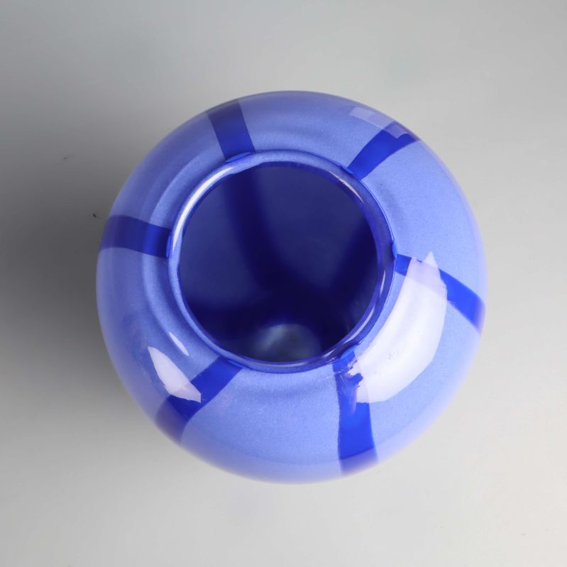 Vasens öppning sedd direkt uppifrån med blåa ränder