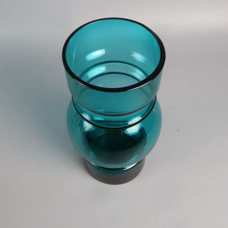 Grön glasvas uppifrån med bred öppning