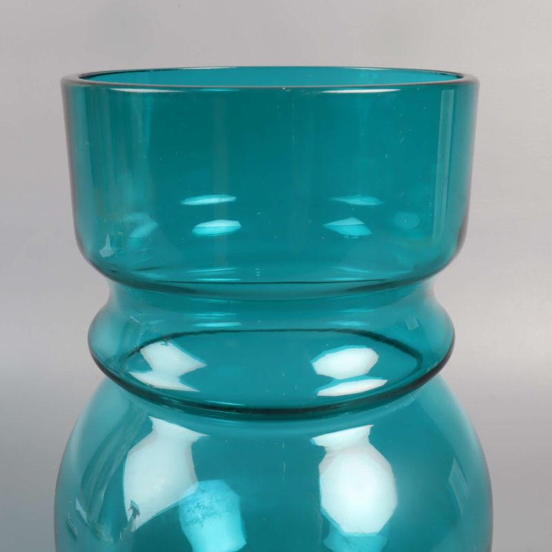 Närbild av vasens övre del i grönt glas