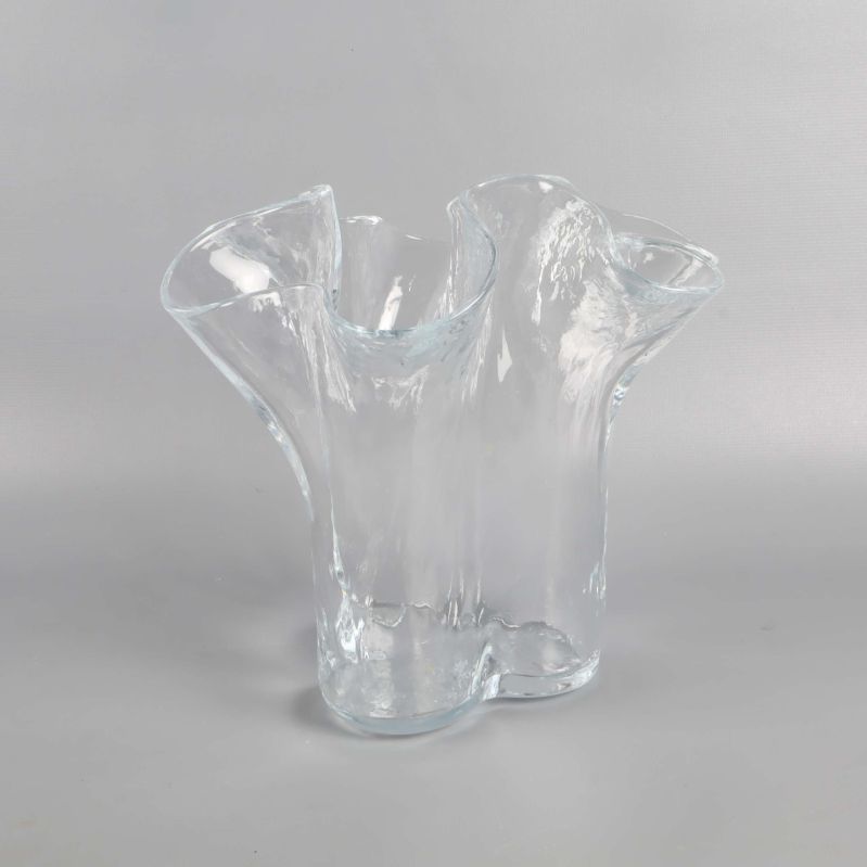 Klar glasvas med vågig och organisk form