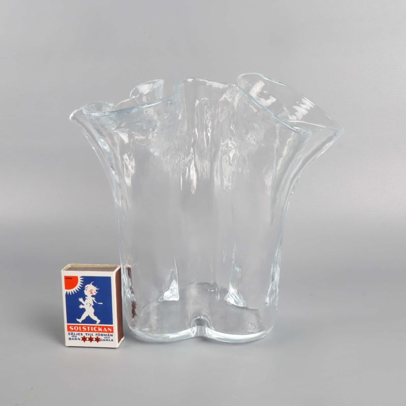 Glasvas bredvid tändsticksask som storleksjämförelse