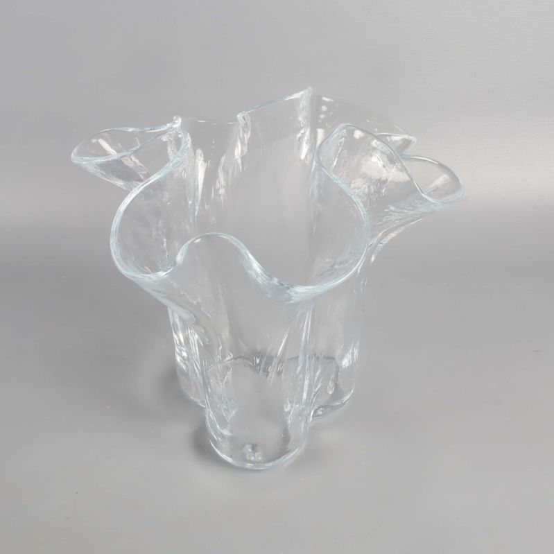 Ovanifrån perspektiv på vasens öppning och form