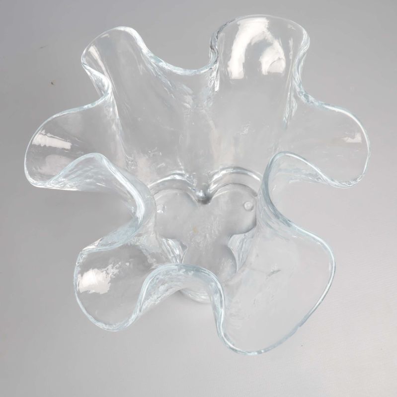 Närbild uppifrån på vasens öppning och organiska linjer