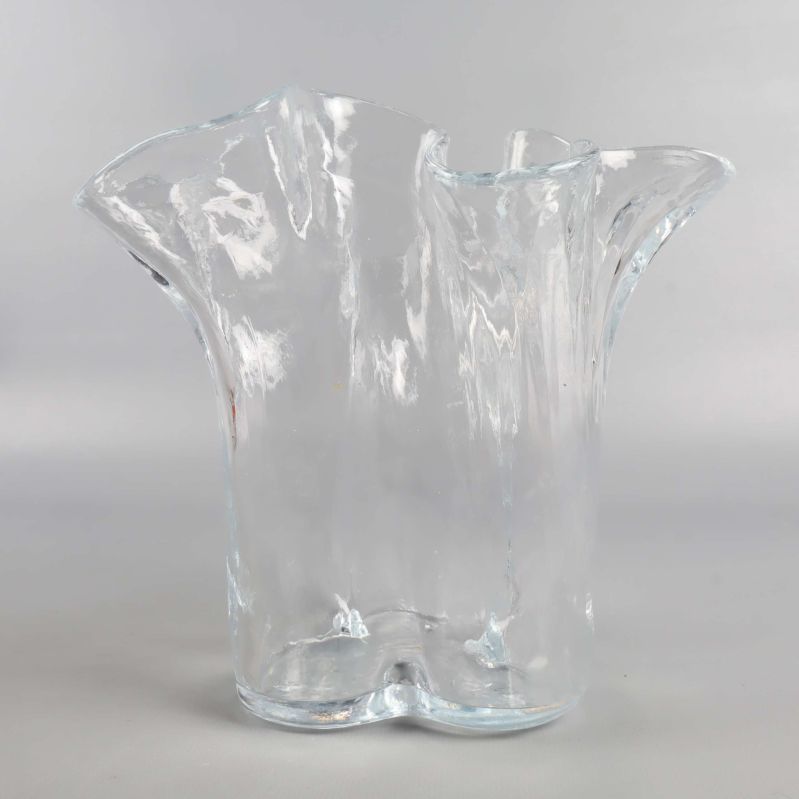 Rak vy på klar vågig vas mot ljus bakgrund