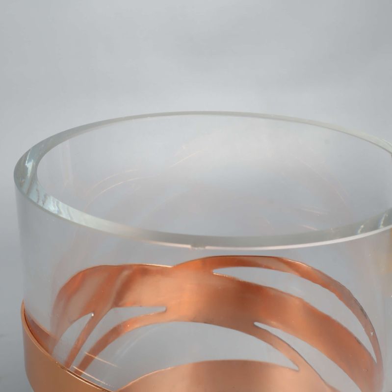 Närbild på vasens övre kant med liten nagg