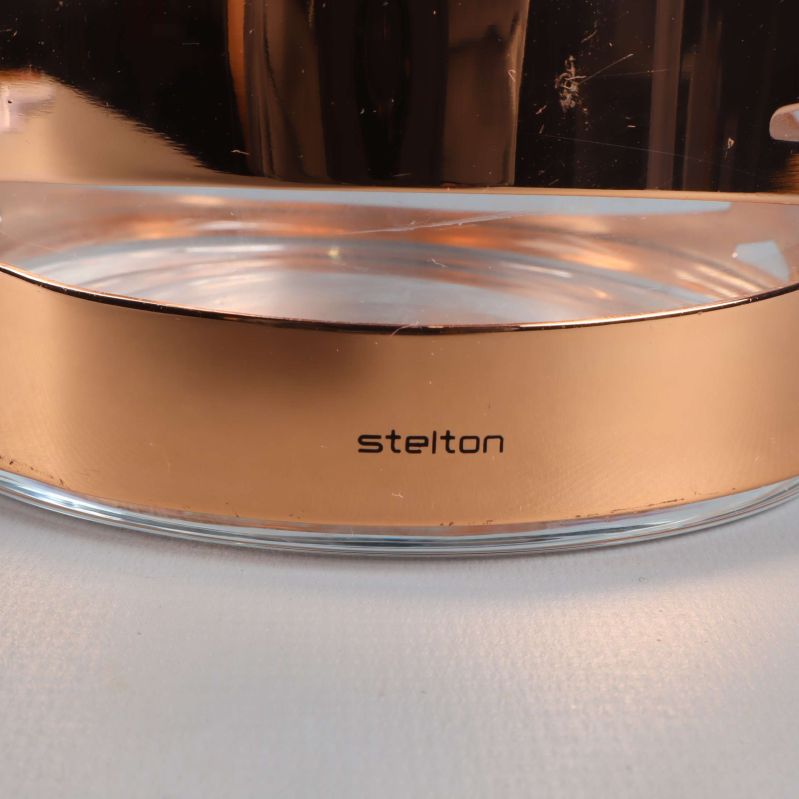 Närbild av Stelton-logga på vasens nederkant