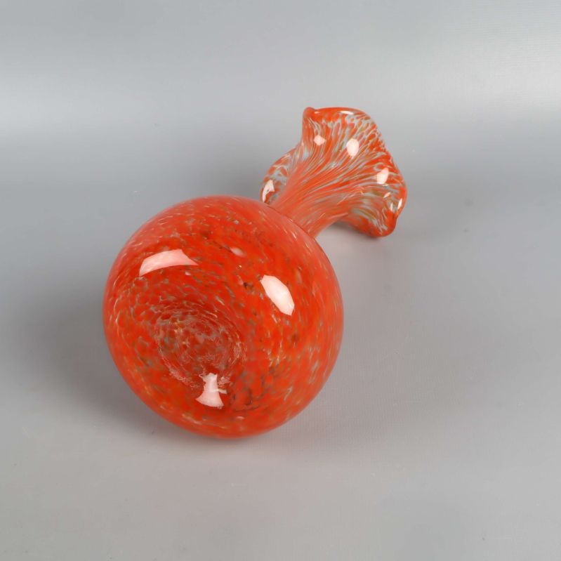 Vasen liggande på sidan, visar formen och botten