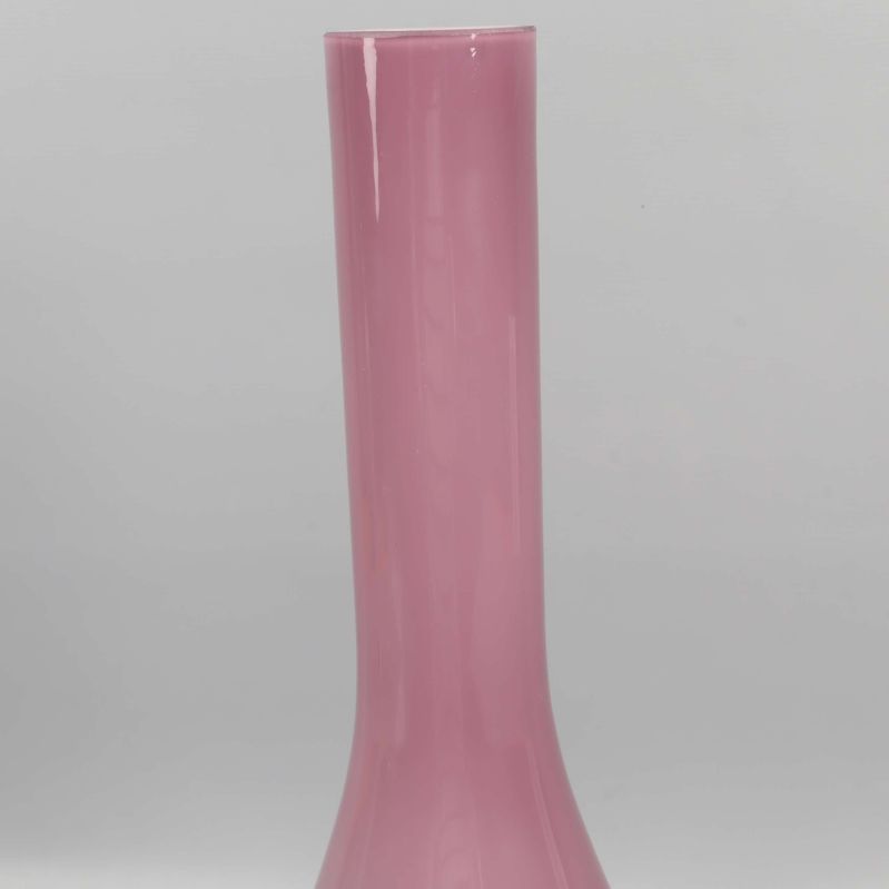 Närbild på vasens övre del och smala hals