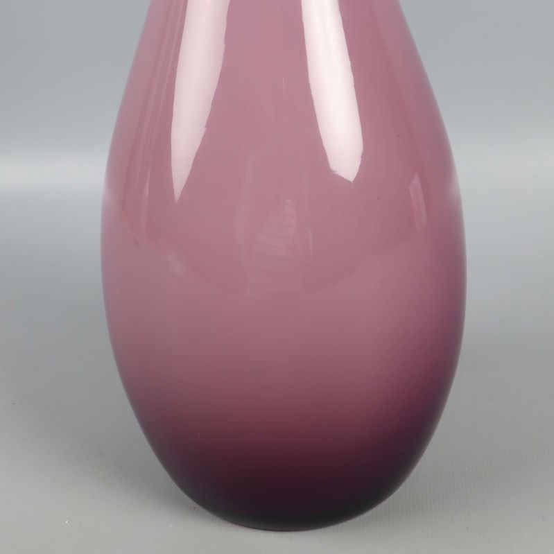 Närbild på vasens nedre del och färgskiftning