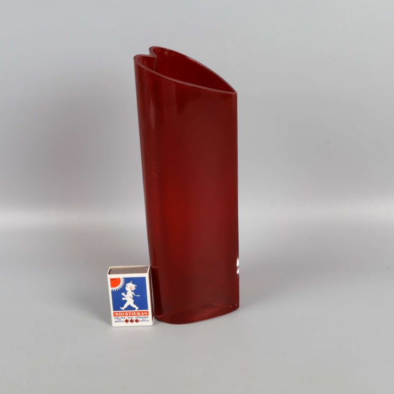 Röd hjärtformad vas bredvid tändsticksask för storleksreferens