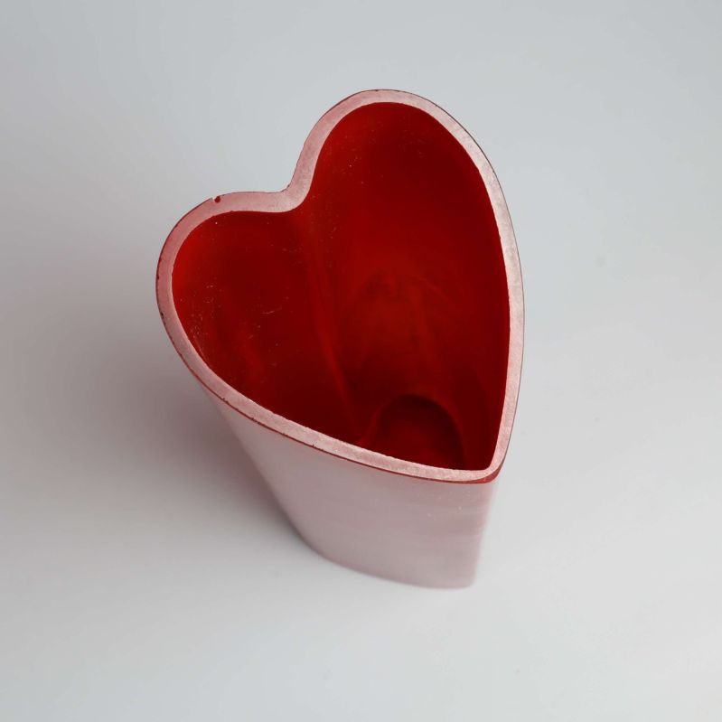 Vas fotograferad uppifrån visar tydligt hjärtformat öppning och insida