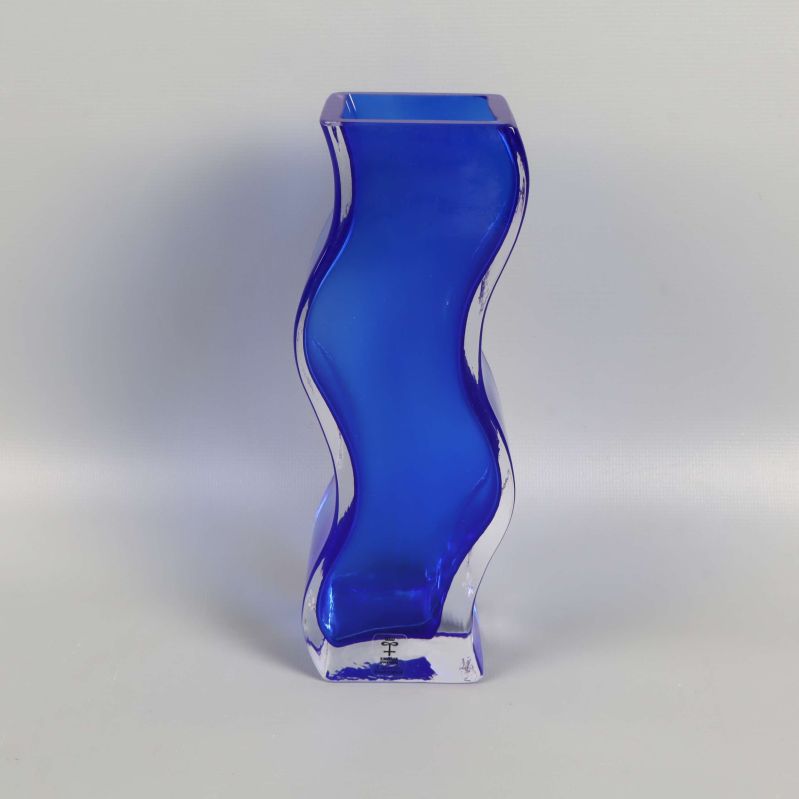 Blå vågig glasvas i klart glas, frontal vy