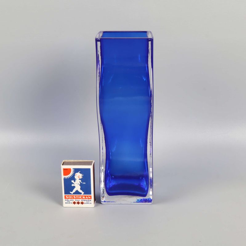 Blå glasvas med tändsticksask för storleksjämförelse