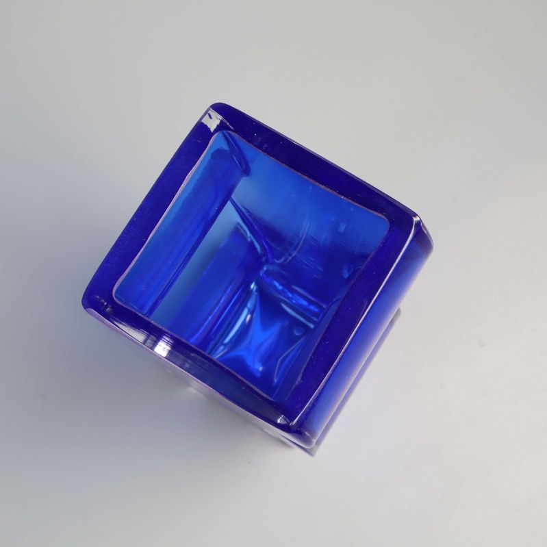 Öppningen upptill på blå vågig glasvas