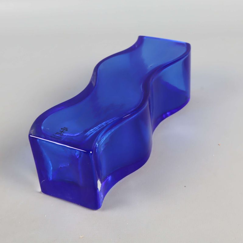 Blå vågig glasvas liggande på sidan