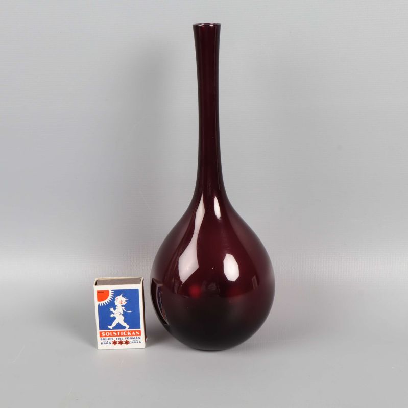 Vas jämte tändsticksask för storleksjämförelse