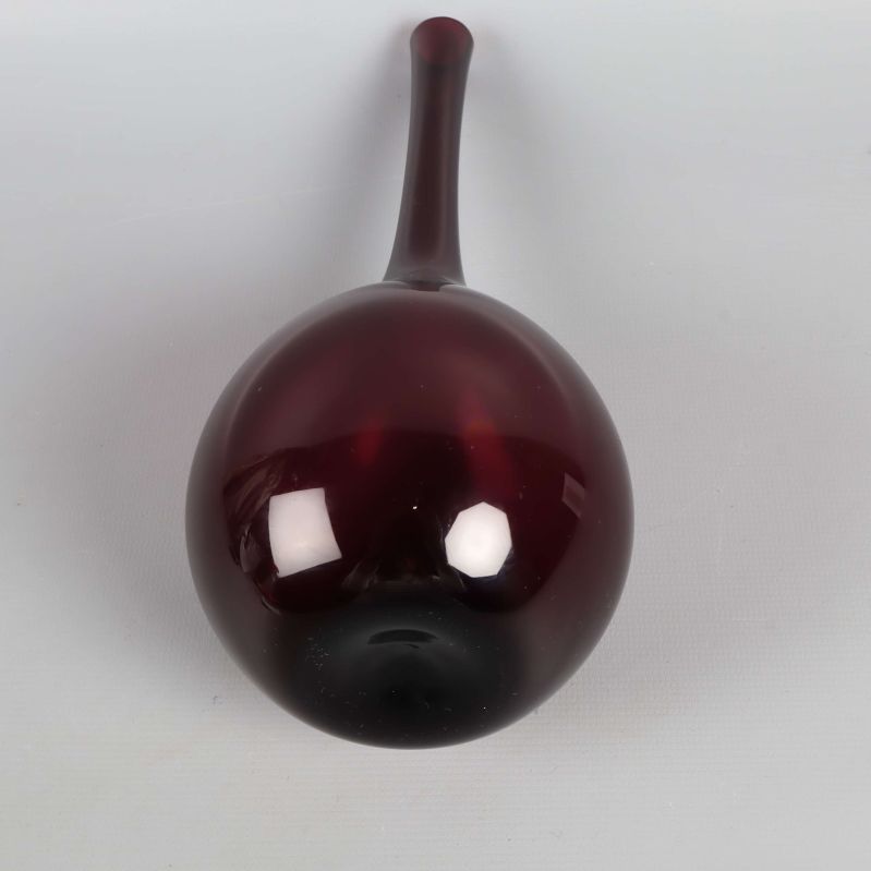 Droppformad vinröd vas sedd ovanifrån