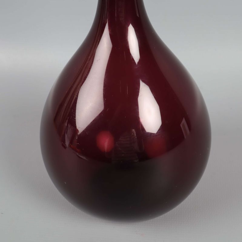 Närbild av vasens glansiga yta och runda form