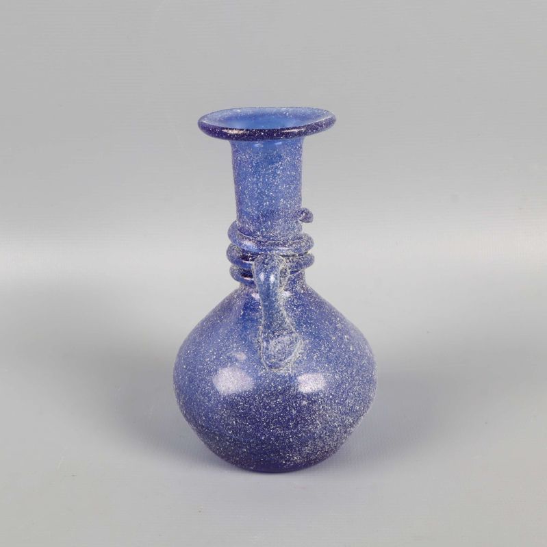 Vasi blått glas sedd bakifrån med handtag