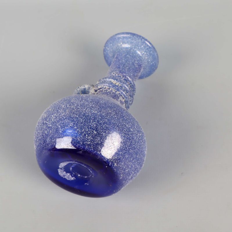 Blå glasvas liggande och visad underifrån