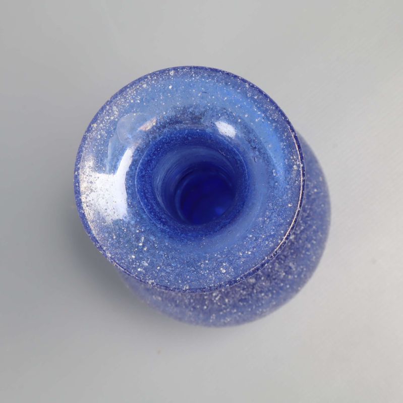 Öppningen och halsen på blå glasvas uppifrån