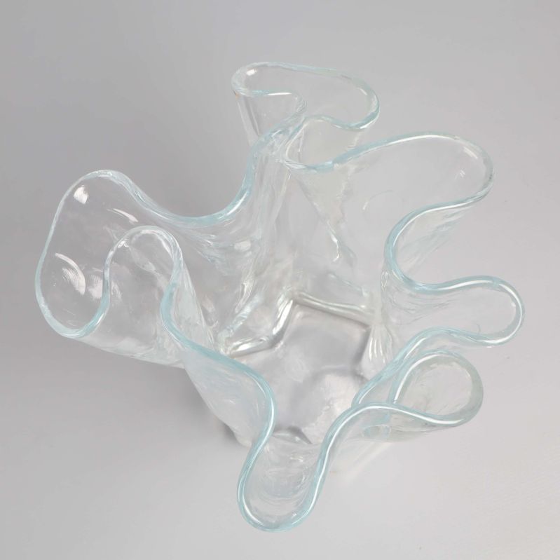 Överblick ovanifrån av glasvasens vågiga och böljande öppning