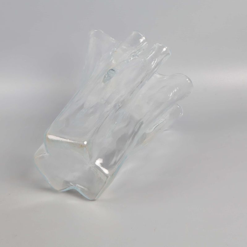 Vasens botten med vågig form sedd från sidan