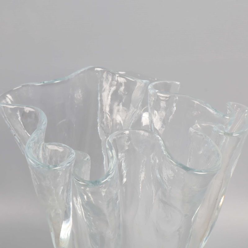 Närbild av vasens vågiga överkant och struktur