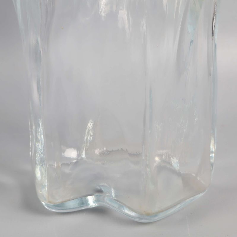 Närbild av den nedre delen av glasvasen