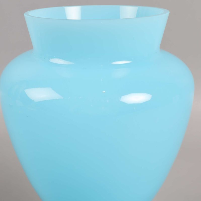 Närbild på vasens glansiga yta och blå färg