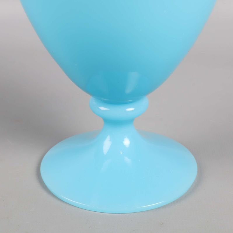 Närbild på blå vasens fotdel