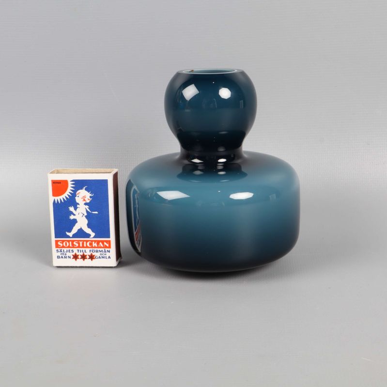 Blå vas bredvid tändsticksask för storleksjämförelse