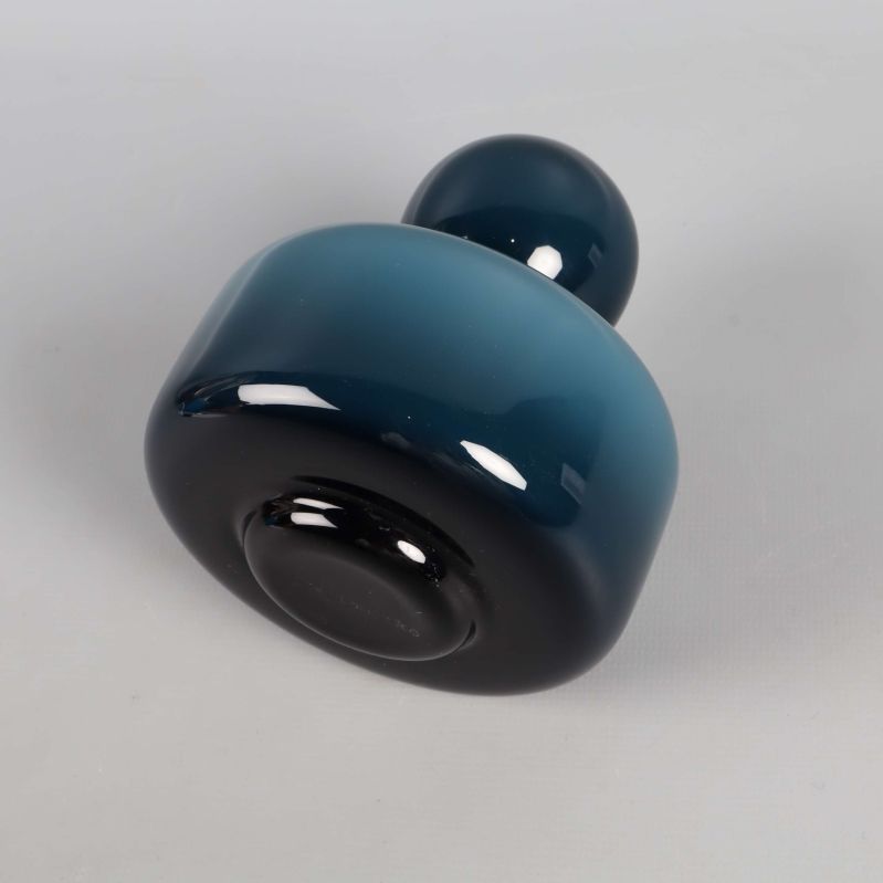 Vas liggande på sidan, visar botten och färgskiftning